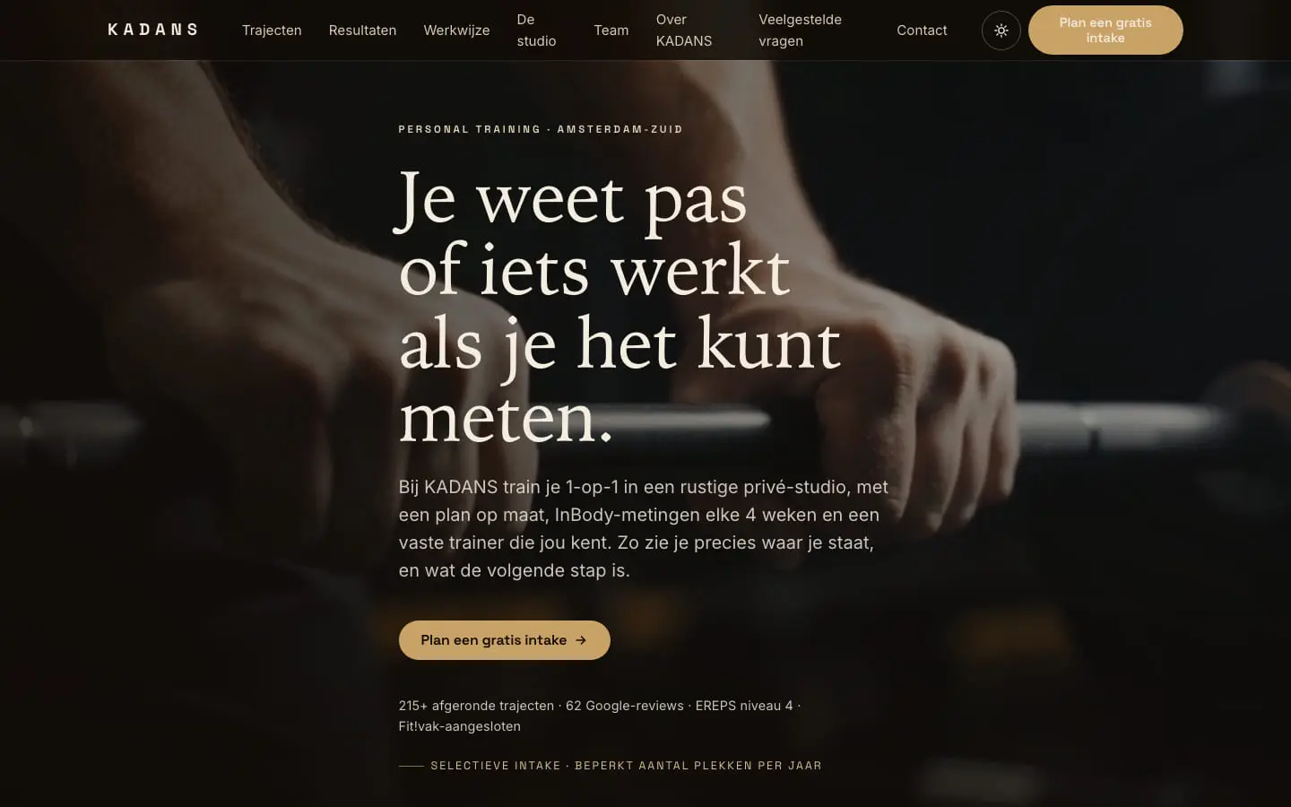 KADANS op 22 juli op een laptop: warm-zwarte kop met serif-letters over een video van handen aan een stang