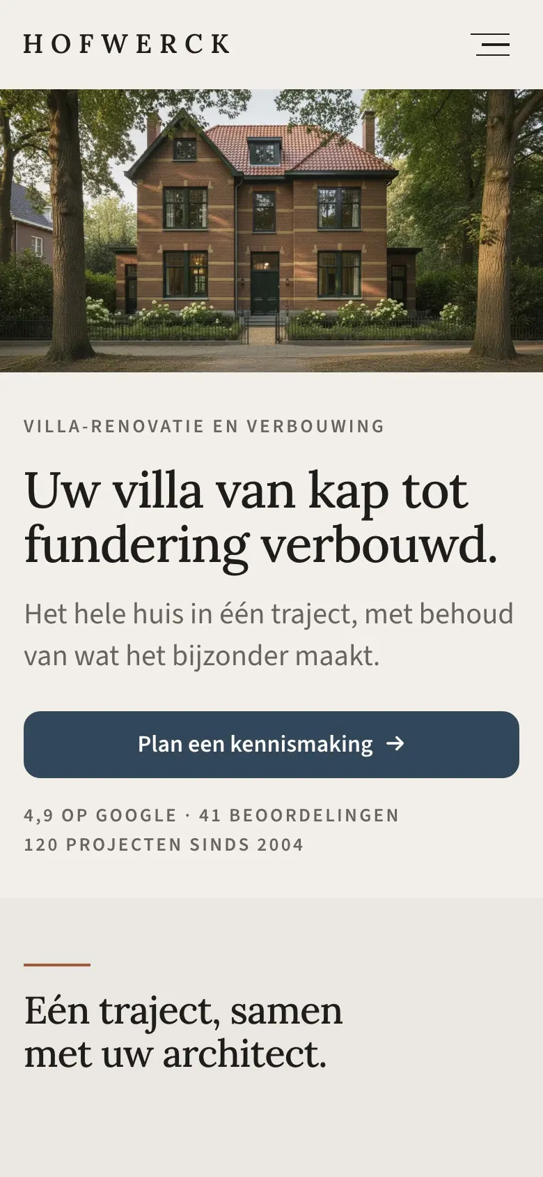 De pagina Villa-renovatie en verbouwing op een telefoon: een rood bakstenen villa onder hoge bomen, daaronder de kop Uw villa van kap tot fundering verbouwd en dezelfde blauwe knop