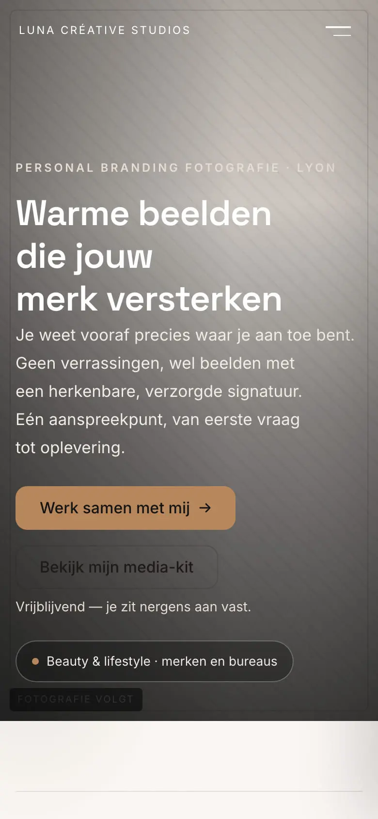 De homepage van Luna uit de bouwlus op een telefoon: een grijs vlak met streepjes en de melding Fotografie volgt