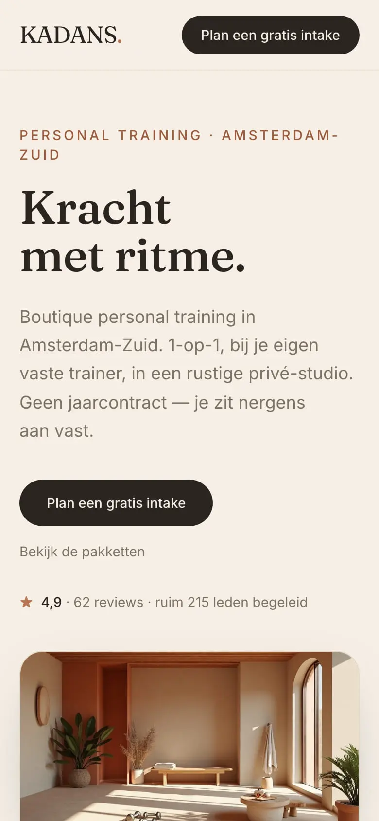 De eerste versie van KADANS op een telefoon: lichte zandkleur, de serif-kop Kracht met ritme. en een donkere knop