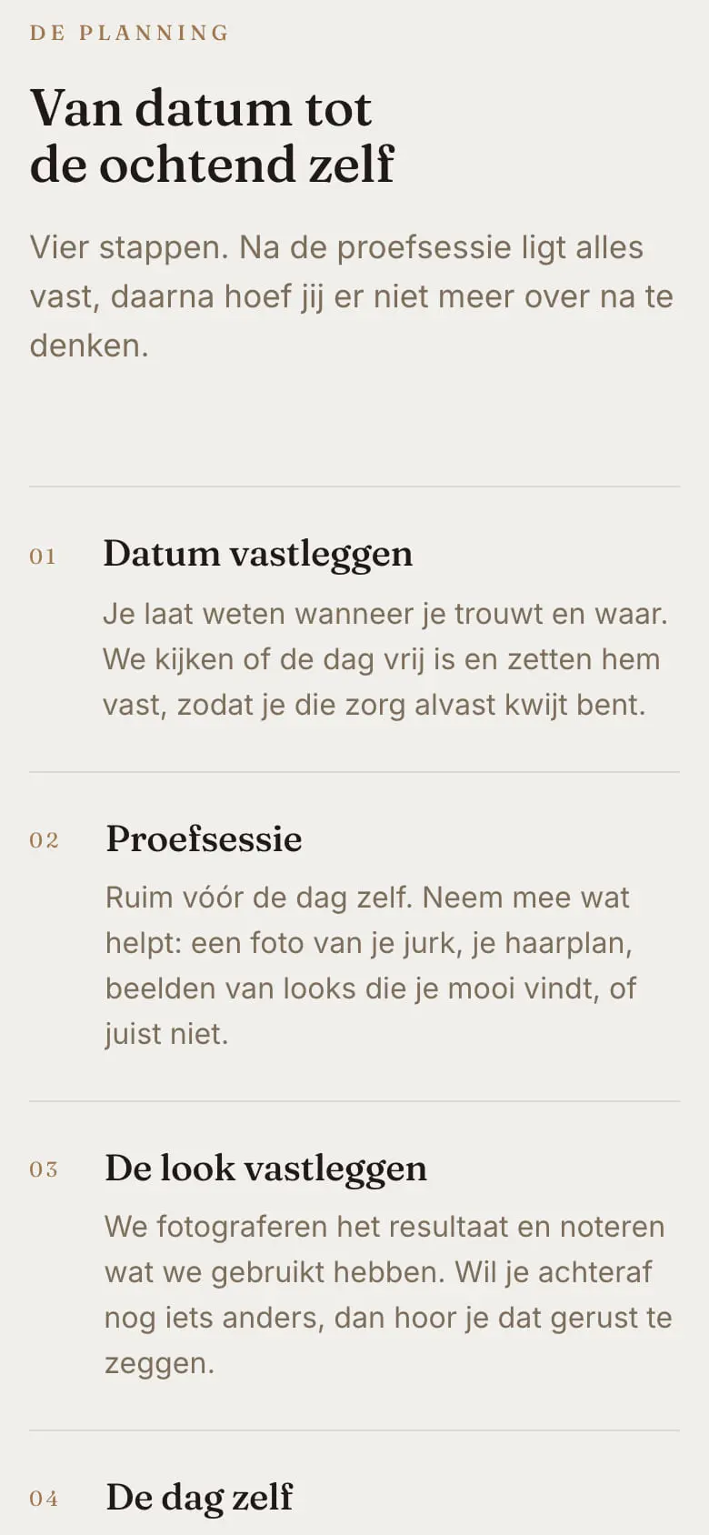 De bruidspagina op een telefoon: vier genummerde stappen van datum vastleggen tot de dag zelf