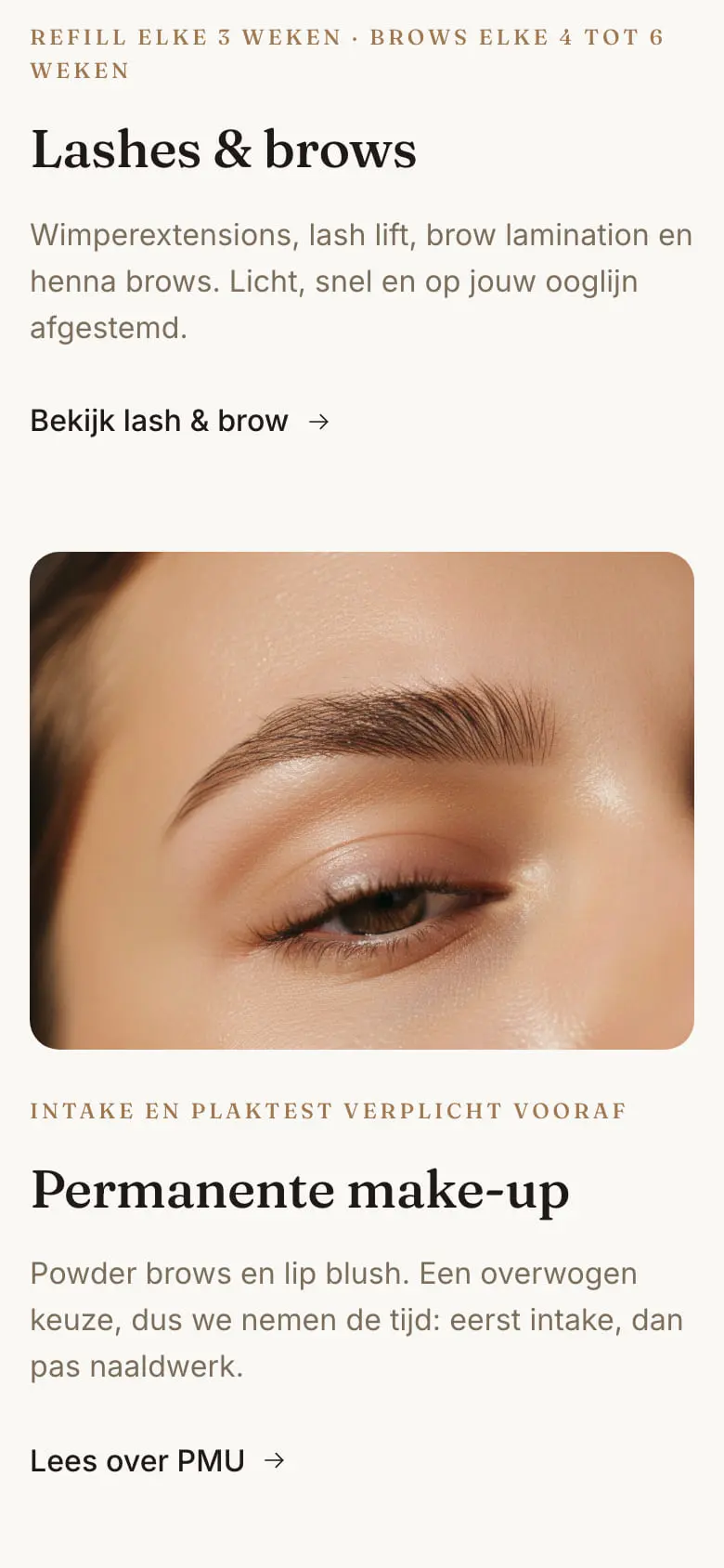 De lash- en browkaart op een telefoon, met daaronder de kaart voor permanente make-up