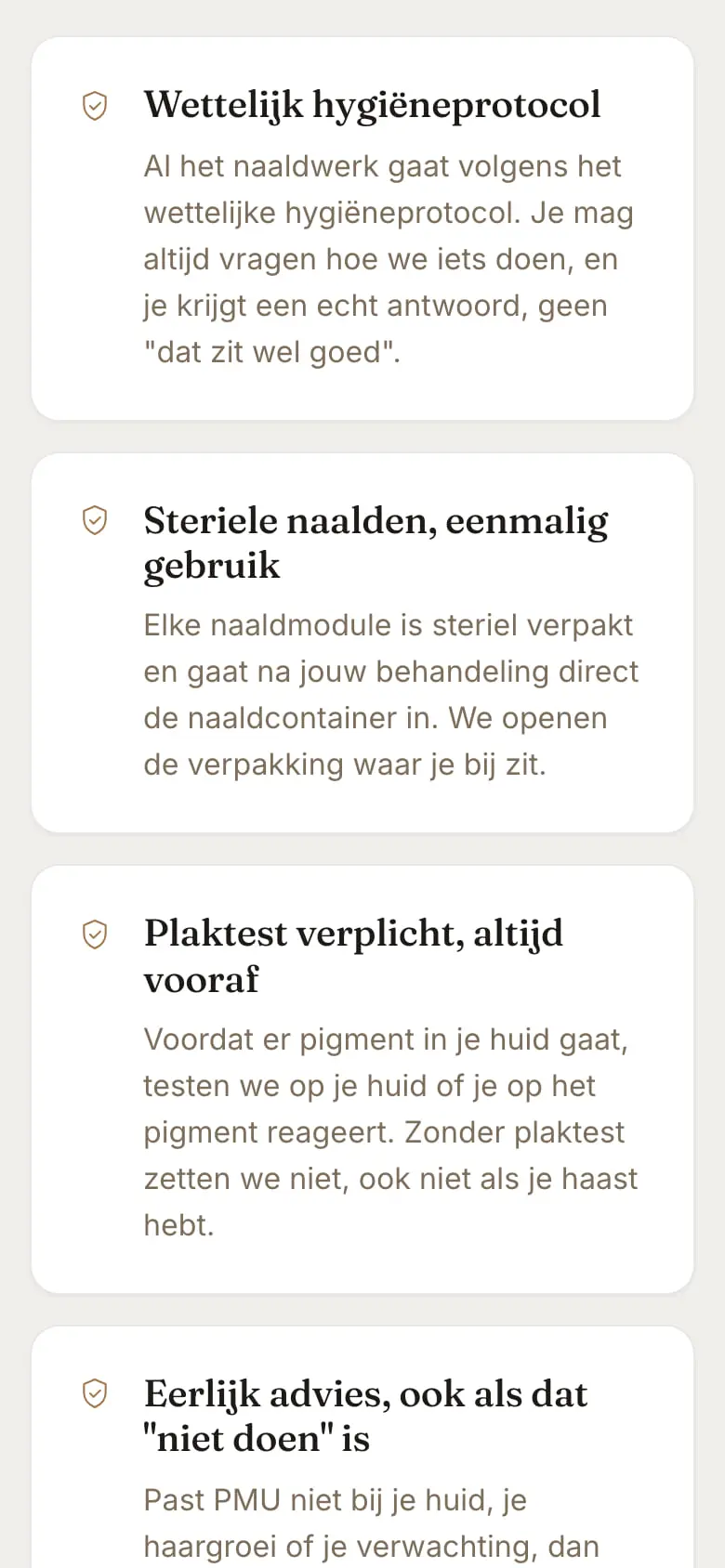 De pagina permanente make-up op een telefoon: kaarten over het hygiëneprotocol, steriele naalden en de verplichte plaktest